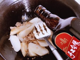 9、肉末炖萝卜,倒入料酒