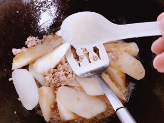 10、肉末炖萝卜,放入少许白糖