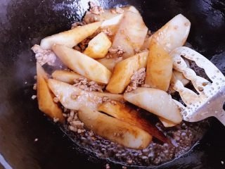 11、肉末炖萝卜,倒入适量生抽、老抽