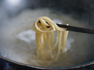 2、火腿番茄????意面????,锅烧开水放入意面煮熟