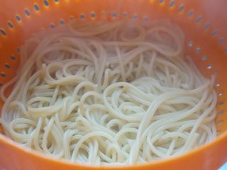 3、火腿番茄????意面????,捞起过凉水备用