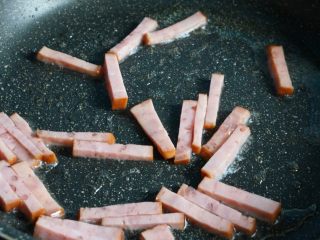 4、火腿番茄????意面????,锅入橄榄油放入火腿稍微煎一下