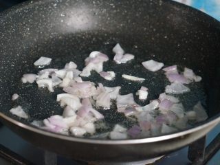 6、火腿番茄????意面????,锅入橄榄油下入洋葱丁爆香