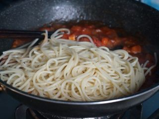 10、火腿番茄????意面????,放入意面