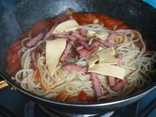 11、火腿番茄????意面????,最后放入芝士片和火腿