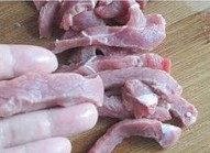 1、干煸青椒牛肉条,牛肉切成条后加入3克左右的小苏打抓揉均匀，15分钟后用水清洗