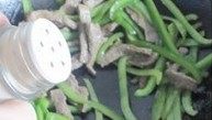 5、干煸青椒牛肉条,撒上胡椒粉即可出锅