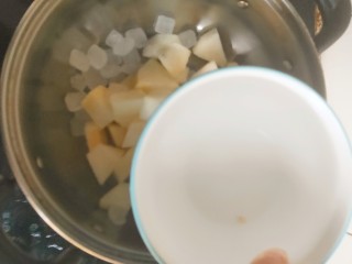 2、润肺滋养甜汤-----不一样的自制冰糖雪梨,锅内倒入适量的水小火煮开。