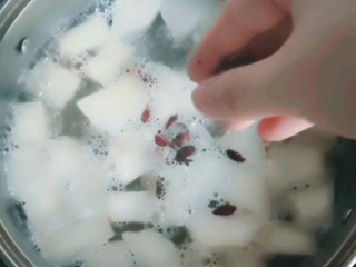 3、润肺滋养甜汤-----不一样的自制冰糖雪梨, 倒入适量的枸杞，小火煮至雪梨变软即可。 