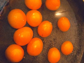 1、金桔雪梨酱,金桔洗净煮三分钟去除腊