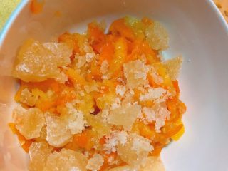 4、金桔雪梨酱,加入碎冰糖