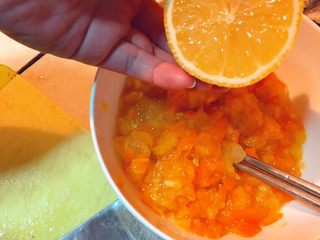 6、金桔雪梨酱,挤入半颗柠檬汁