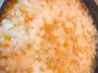 7、金桔雪梨酱,加入雪梨切成碎粒！大火煮开 ，小火熬制雪梨，金桔成透明！