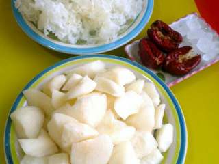 1、冰糖雪梨银耳羹,银耳放水里泡发撕小朵，雪梨削皮切小块儿，冰糖和红枣备好！