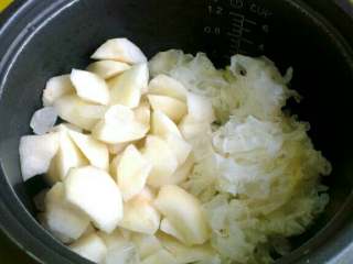 2、冰糖雪梨银耳羹,将备好的所有食材倒入电饭锅内；