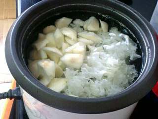 3、冰糖雪梨银耳羹,一次性添足水；