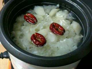 4、冰糖雪梨银耳羹,插上电源烧开放入红枣；