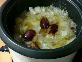 5、冰糖雪梨银耳羹,炖约2个小时左右；