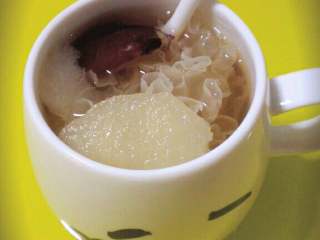 6、冰糖雪梨银耳羹,盛杯即可*^_^*
