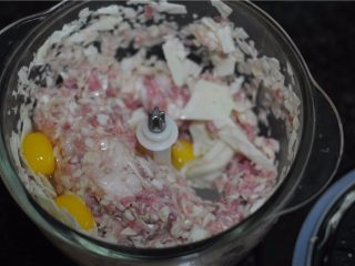 5、让人不忍心下口的——翡翠饺子,放入料理机，加入几个鹌鹑蛋和适量盐