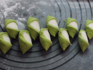 9、让人不忍心下口的——翡翠饺子,将面团切成小剂子