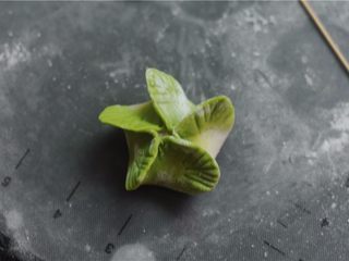 11、让人不忍心下口的——翡翠饺子,全部都擀成圆片，中间包上肉馅，整理成花瓣状，用牙签压出花纹