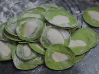 10、让人不忍心下口的——翡翠饺子,稍微整形后，撒上面粉，按扁