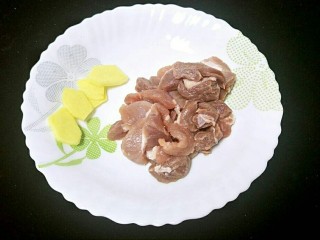 1、海底椰无花果瘦肉汤,准备切好的瘦肉，姜片