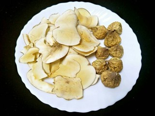 2、海底椰无花果瘦肉汤,适量的海底椰无花果干