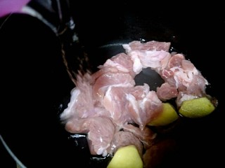 3、海底椰无花果瘦肉汤,锅里倒入瘦肉姜片还有适量的水