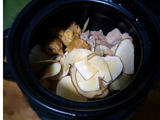 6、海底椰无花果瘦肉汤,砂锅倒入瘦肉，海底椰，无花果干加入适量的水，盖锅盖