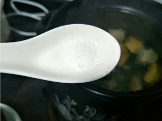 7、海底椰无花果瘦肉汤,煮个一个多钟头左右就可以加点盐调味开喝了。