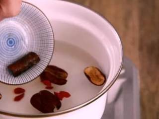 2、红枣桂香鸡蛋糖水，不用化妆，让你黄气散，红润来,冷水下红枣 、枸杞、桂皮，大火煮开