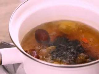 3、红枣桂香鸡蛋糖水，不用化妆，让你黄气散，红润来,水开后，转中火煮8分钟，加入姜片、红糖，中火再煮5分钟