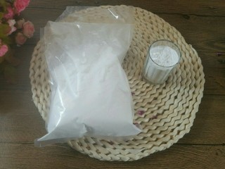 1、凉皮,绿豆粉一小杯 