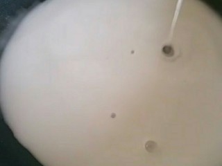 3、凉皮,然后把调好绿豆粉倒入锅中 先不要开火