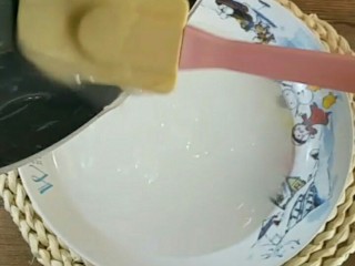 5、凉皮,看见绿豆糊冒泡了 就出锅 装大平盘子中