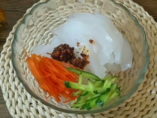 8、凉皮,黄瓜丝 胡萝卜丝 油辣子