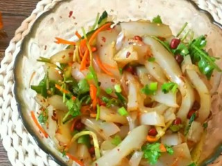 12、凉皮,一人份 如果你用一小碗装满绿豆粉 够三个人吃 同样 用什么装绿豆粉 就用什么碗接水 一碗水融化绿豆粉  另五碗接水 到锅中然后开火