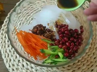 9、凉皮,花生米 醋 以及你喜欢的凉拌菜 都可以放进去