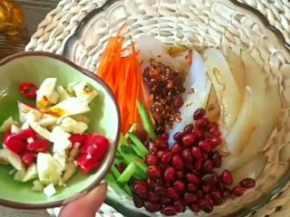 10、凉皮,生抽 麻油 蒜末 小米椒 香菜