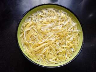 4、蜂蜜柚子茶,将柚子皮丝用淡盐水浸泡1小时，用清水冲洗下。