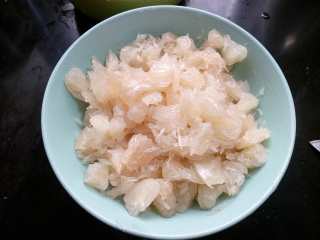 5、蜂蜜柚子茶,剥出柚子的肉&nbsp;，撕小块，去掉种子，白色的筋膜也是有苦味的，剔除掉。