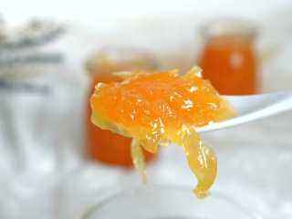 14、蜂蜜柚子茶,装入密封罐，放冰箱冷藏，饮用舀一勺加温水饮用，不要用滚烫的水，会破坏蜂蜜的营养成分。&nbsp;蜂蜜柚子茶的冲饮方法随意，热饮冰饮都可以，每日一杯，营养美味。