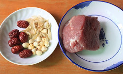 1、莲子百合炖瘦肉 ,准备材料