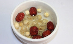 2、莲子百合炖瘦肉 ,莲子百合清洗后浸泡1一个小时（时间有限的不浸泡也关系不大）