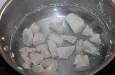 3、莲子百合炖瘦肉 ,瘦肉切小块，如果焯水，撇去浮沫，汤水留用