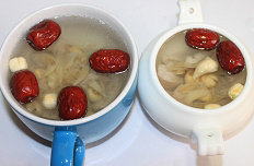 4、莲子百合炖瘦肉 ,把瘦肉和瘦肉水分到两个大小尽量相同的炖盅内，红枣百合莲子平均分配，我的两个炖盅一个大点一个小点，就实际情况实际操作了