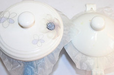 5、莲子百合炖瘦肉 ,盖上油纸，再盖上盖子（盖油纸能让汤不挥发）