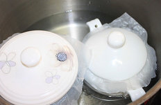 6、莲子百合炖瘦肉 ,放入煲中，注入到炖盅一半多少许的水位，烧开后，转小火炖3个小时取出撒入小许点儿盐即可享用